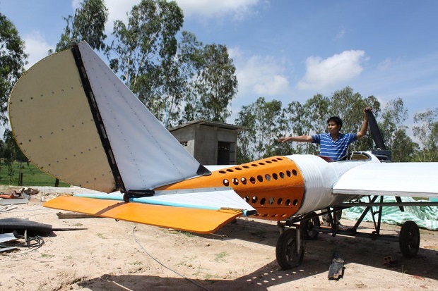 Pria Kamboja Membuat Pesawat via Video di YouTube
