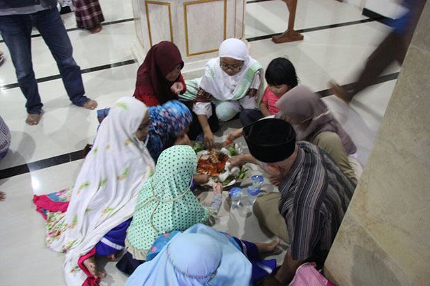 Pererat Persaudaraan, Umat Islam di Bali Gelar Tradisi Megibung pada Hari Ke-10 Ramadan