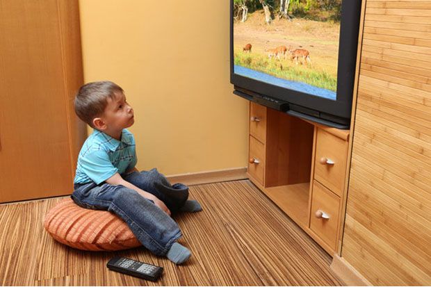 Anak dengan Televisi di Kamar Lebih Berisiko Obesitas