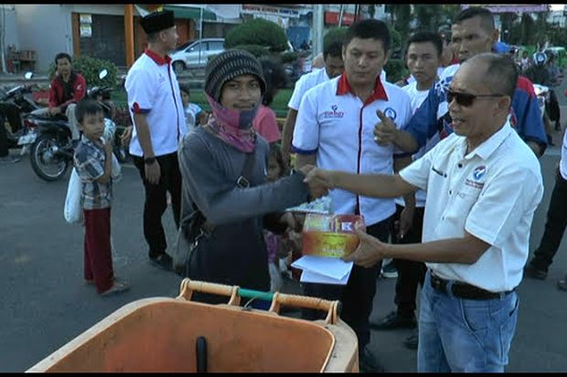 Grind Lampung Bagikan Ratusan Paket Takjil di Tugu Adipura