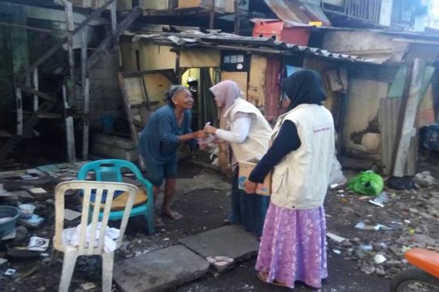 Santri BTQ Tebar Manfaat bagi Warga Makam Rangkah Surabaya
