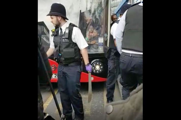 Bawa Parang, Empat Pria Diciduk Polisi London
