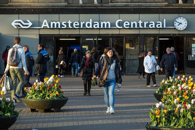 Mobil Tabrak Pejalan Kaki di Luar Stasiun Amsterdam, 5 Cedera