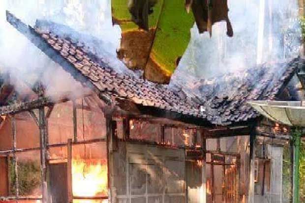 Hidupkan Api Tungku untuk Hangatkan Badan Malah Rumah yang Terbakar