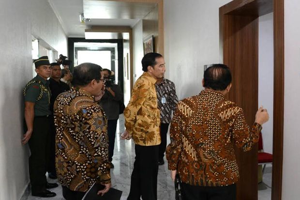 Jokowi Mendadak Kunjungi Press Room Istana