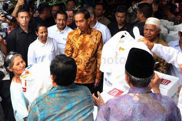 Jokowi Serahkan 200.000 Paket Sembako Gratis Milik BUMN