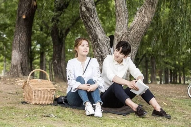 Ji Chang Wook dan Nam Ji Hyun Nikmati Kencan di Taman