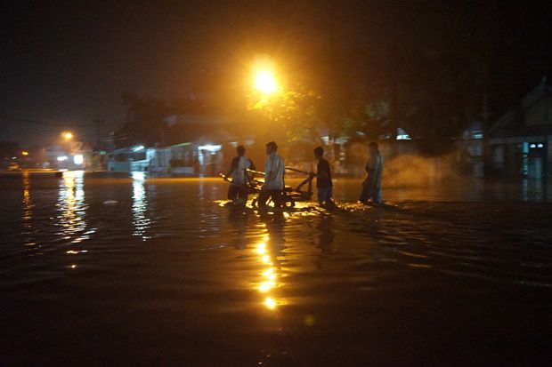 Hujan Deras Semalaman, Kota Jambi Tergenang Banjir