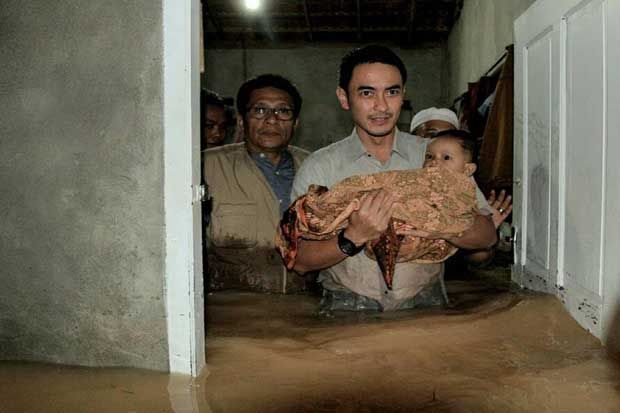 Gubernur Jambi Bantu Evakuasi Balita Korban Banjir