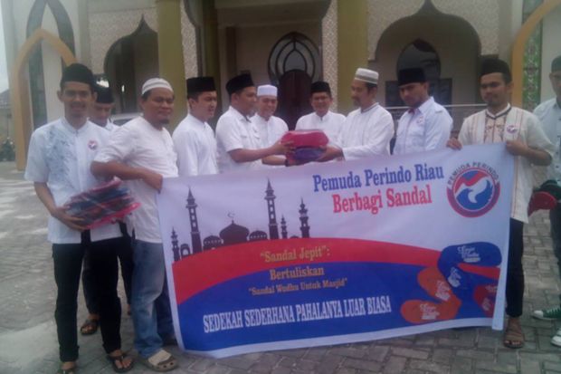 Masjid Fatimah Terima Bantuan Sandal Wudu dari Pemuda Perindo Riau
