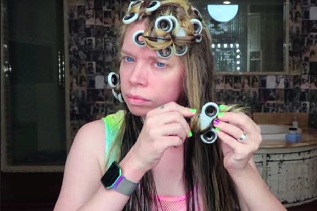 Vlogger Ini Mengeriting Rambutnya dengan Fidget Spiner