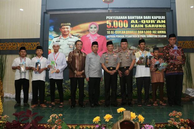 Polda Sumsel dan APP Sinar Mas Salurkan Ribuan Alquran