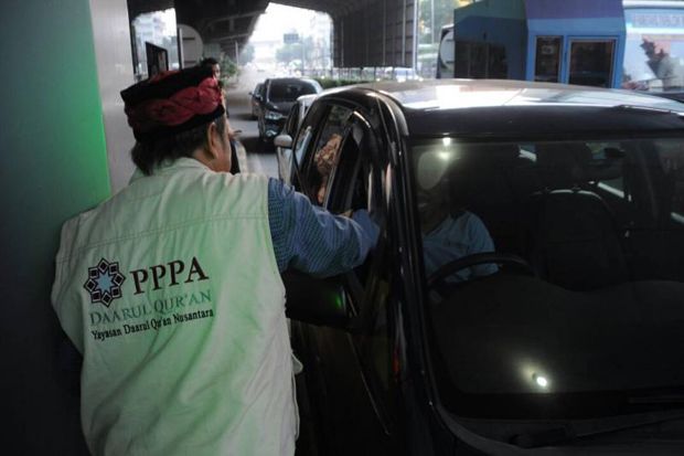 PPPA Daarul Quran Tebar Takjil untuk Pengendara di Jalanan Ibu Kota