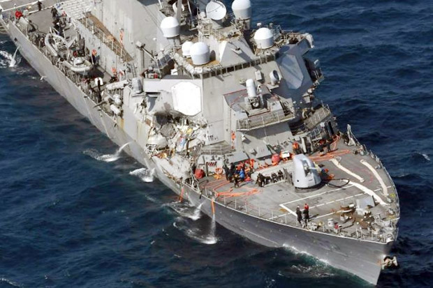 Tiga Luka Akibat Tabrakan Kapal Perang AS dengan Kapal Dagang