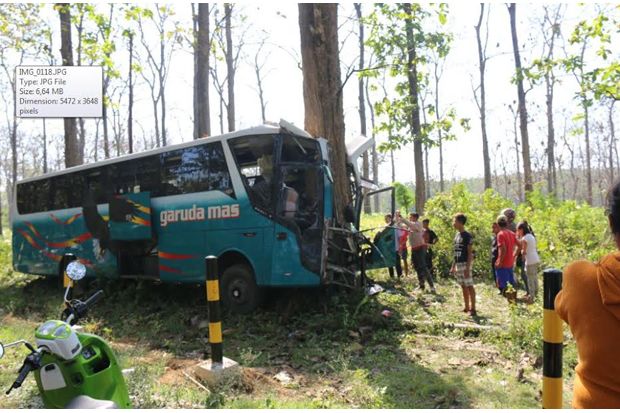 Bus Pemudik Tabrak Pohon Jati, Satu Penumpang Tewas