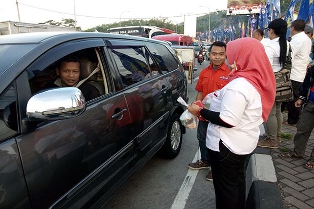 Partai Perindo Kabupaten Semarang Bagikan 500 Takjil di Exit Tol Bawen