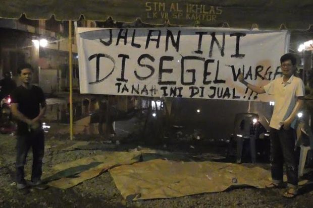 Rusak Parah, Warga Blokir Jalan Titi Pahlawan Medan Labuhan