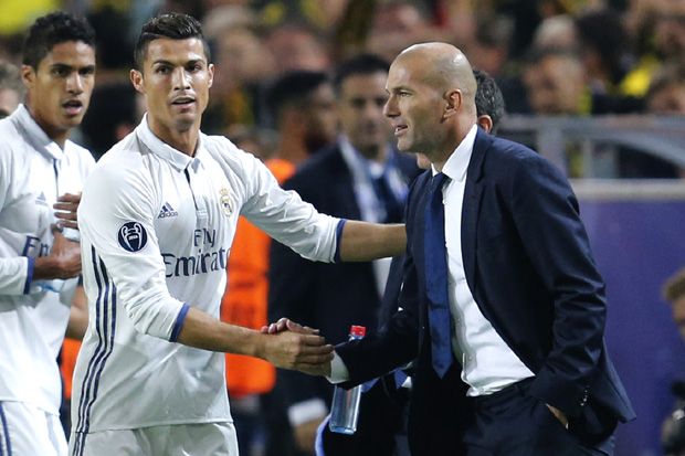 Ballack Sarankan Ronaldo Bertahan di Madrid