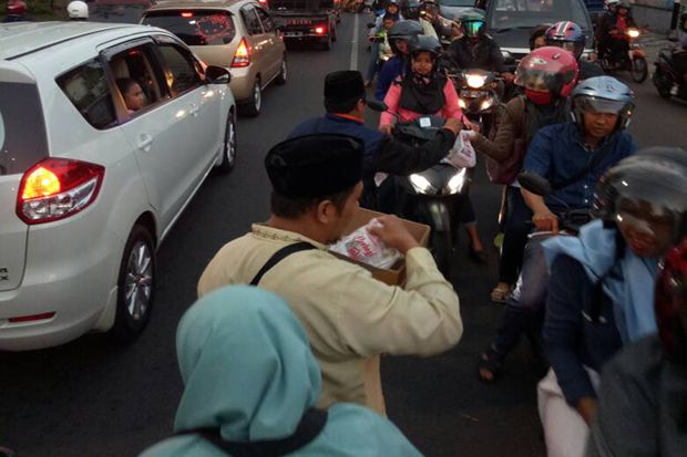 PPPA Daarul Quran Berbagi Takjil Gratis di Malang Raya