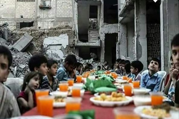 Buka Puasa Bocah Suriah di Antara Kehancuran akibat Bom