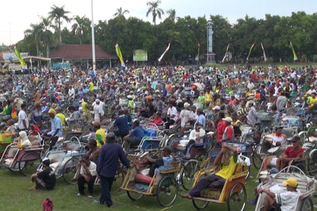 Ribuan Tukang Becak Antre Pembagian Zakat di Alun-alun Jombang