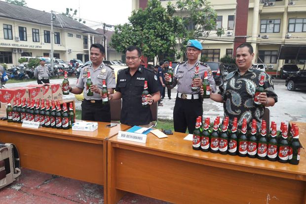 Jelang Lebaran, Polda Banten Sita Ribuan Botol Miras