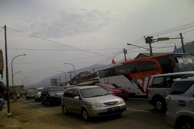 Jalur Bandung-Nagreg Tersendat, Kendaraan Nyaris Tak Bergerak
