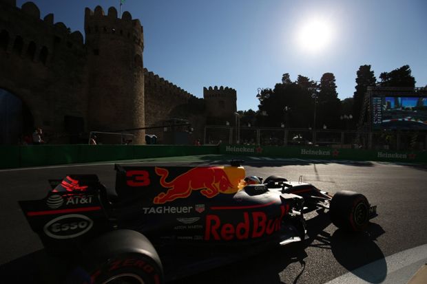 Kecelakaan Warnai Kemenangan Perdana Daniel Ricciardo di Baku