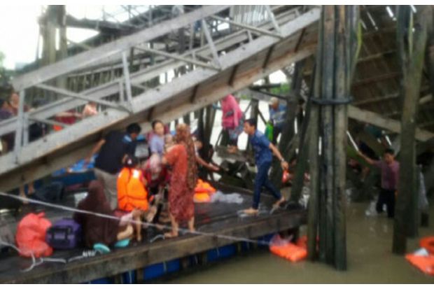 Jembatan di Pelabuhan Ambruk, 40 Orang Tercebur ke Laut