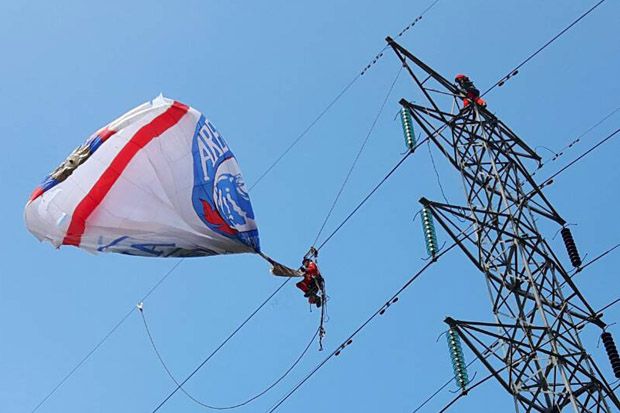 Ganggu Pasokan Listrik, PLN Turunkan Balon Raksasa di Tower SUTT