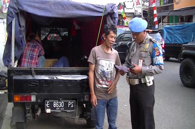 Polisi Hentikan Kendaraan Bak Terbuka Angkut Pemudik di Jatinangor