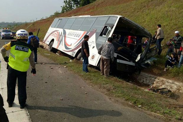 Bus Tabrak Pembatas Jalan Tol Cipali, Dua Penumpang Terluka