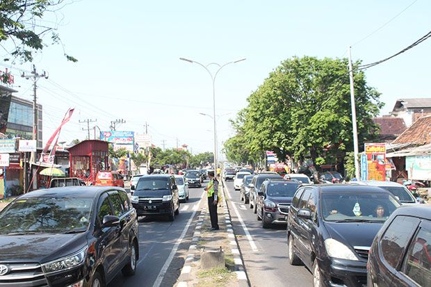Antrean Kendaraan di Jalur Pantura Semarang-Kendal Sampai 10 Km
