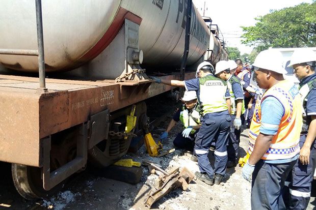Kereta Api Pengangkut BBM Anjlok di Malang