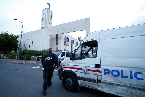Dua Pria Tembaki Jemaah Masjid di Paris
