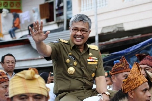 Diperiksa KPK, Gubernur Sultra Nur Alam Bawa Puluhan Pendukung