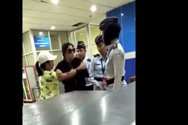 Beredar Video Wanita Mengaku Istri Jenderal Tampar Petugas Bandara