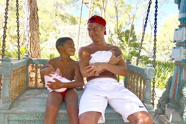 Ronaldo Pamer Foto Liburan Bareng Tiga Anaknya