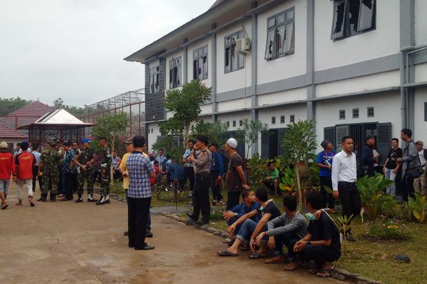 Ratusan Tahanan Lapas Narkotika Palembang Ngamuk