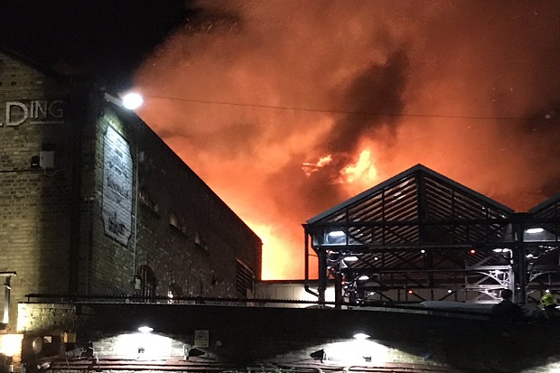 Kebakaran Hebat Melanda Camden Lock Market London