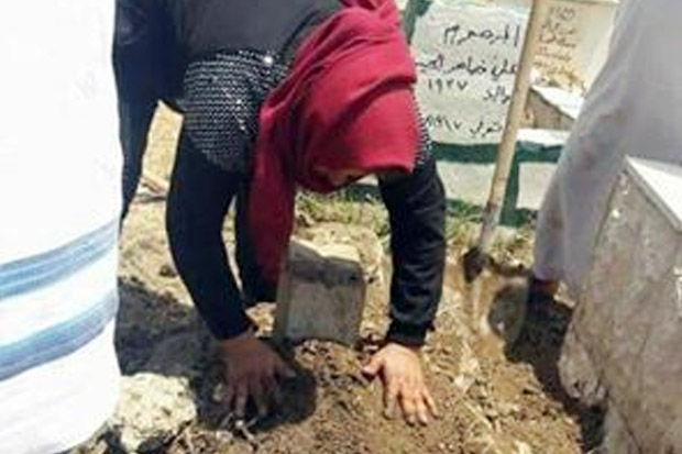 Mengharukan, Wanita Lebanon Gali Makam Anaknya untuk Bocah Suriah