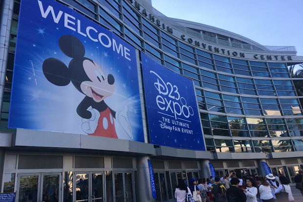 Fans Disney Rela Menginap di Halaman Anaheim Convention Center