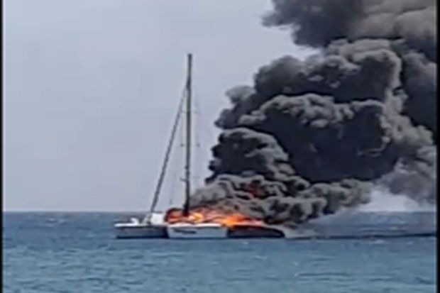 Kapal Pesiar Milik Warga Asing Terbakar di Maumere NTT