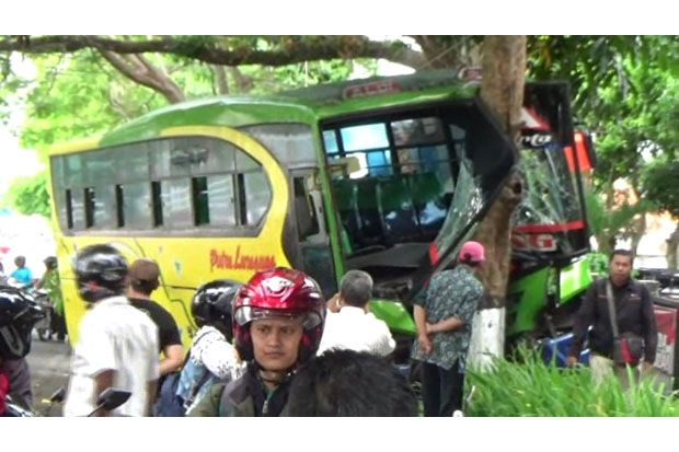 Rem Blong, Bus Luragung Tabrak Pejalan Kaki dan Pohon