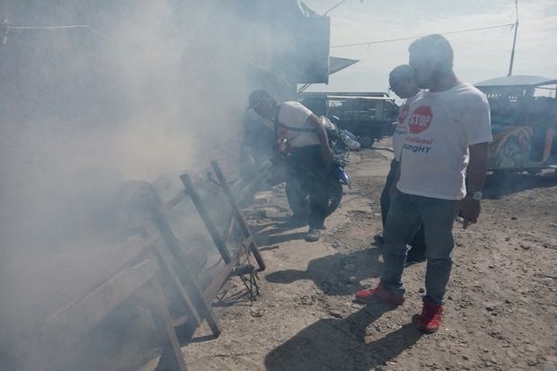 Perangi Nyamuk DBD, Pasukan Fogging Perindo Kenakan Kaos Stop Kriminalisasi