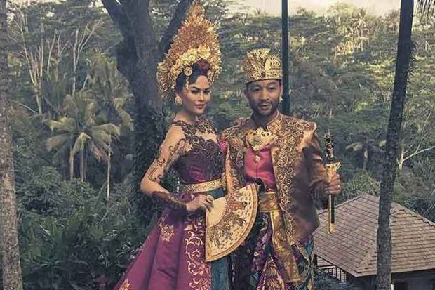Liburan, Chrissy Teigen & John Legend Jajal Baju Tradisional Bali
