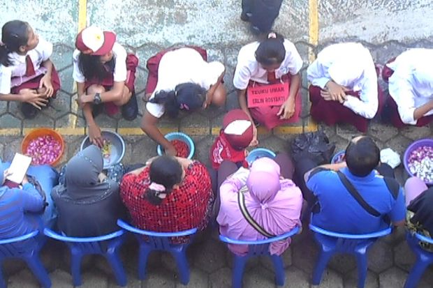 Hari Pertama Sekolah, Siswa di Purwokerto Basuh Kaki Orang Tua