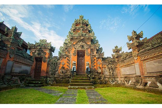Makna Filosofis di Balik Pura, Sarung, dan Sesajen di Pulau Bali