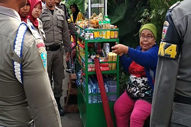 Tiga Wanita Mengamuk di Kantor Satpol PP Lantaran Gerobak Ibunya Dirazia