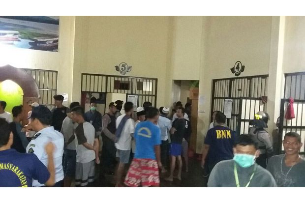 Ratusan Polisi Sweeping Lapas Kerobokan, Petugas Sita Narkoba dan Handphone